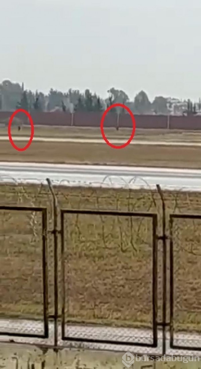 Adana Havalimanı'nda bir grup piste inen uçağın önüne çıktı
