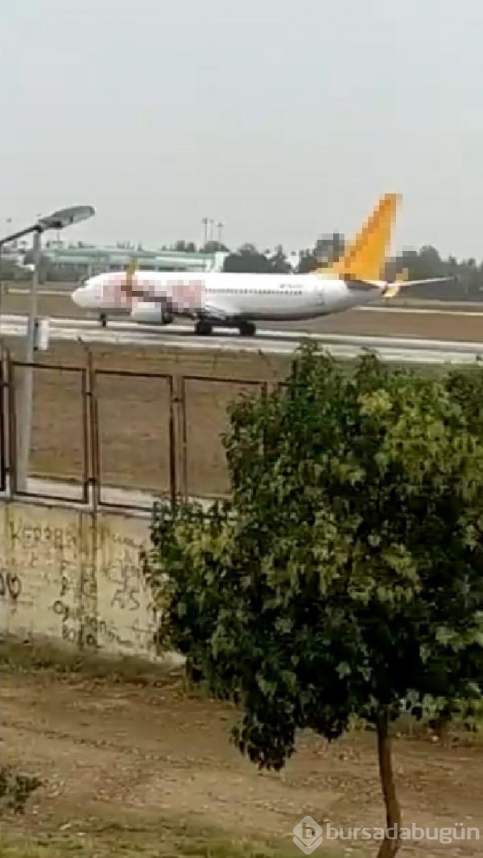 Adana Havalimanı'nda bir grup piste inen uçağın önüne çıktı
