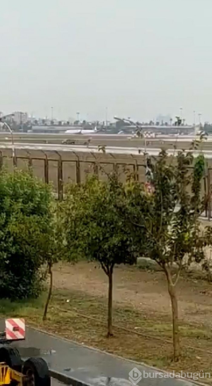 Adana Havalimanı'nda bir grup piste inen uçağın önüne çıktı
