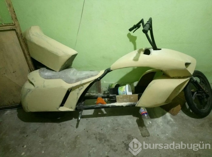 Evinde kendi tasarladığı elektrikli bisikleti yaptı
