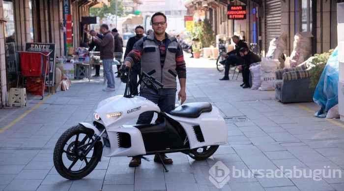 Evinde kendi tasarladığı elektrikli bisikleti yaptı
