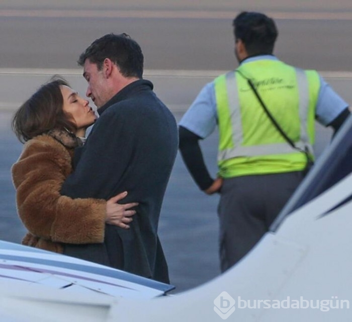 Ben Affleck havalimanında Jennifer Lopez'i öpücüklere boğdu
