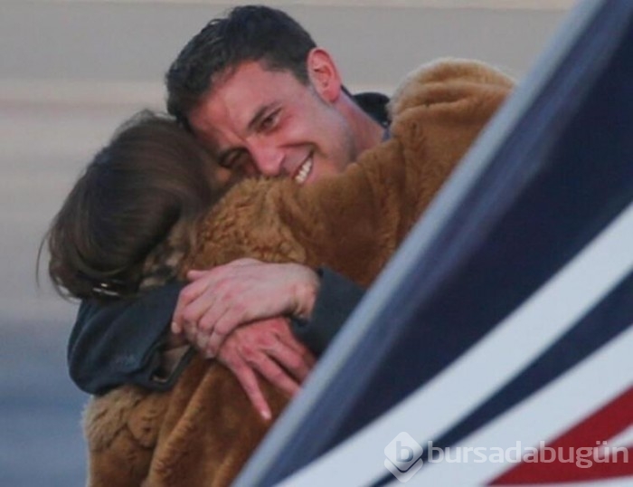 Ben Affleck havalimanında Jennifer Lopez'i öpücüklere boğdu
