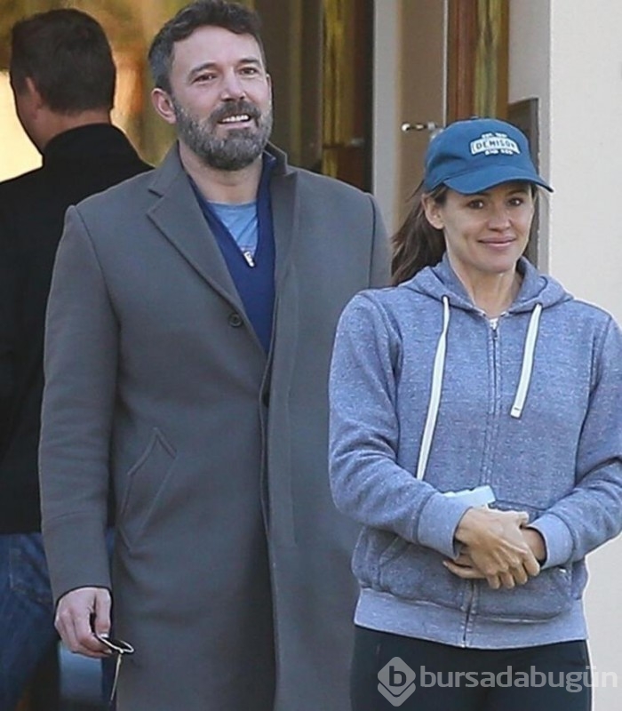 Ben Affleck havalimanında Jennifer Lopez'i öpücüklere boğdu
