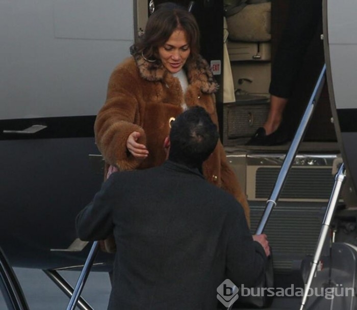 Ben Affleck havalimanında Jennifer Lopez'i öpücüklere boğdu
