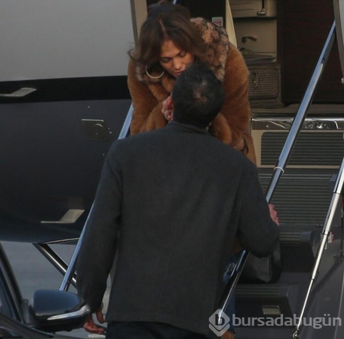 Ben Affleck havalimanında Jennifer Lopez'i öpücüklere boğdu
