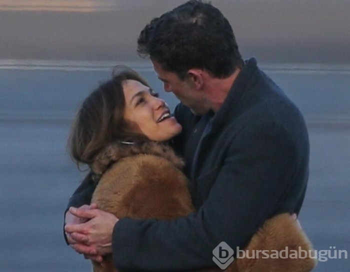 Ben Affleck havalimanında Jennifer Lopez'i öpücüklere boğdu
