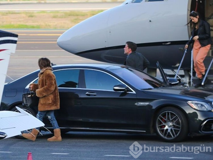 Ben Affleck havalimanında Jennifer Lopez'i öpücüklere boğdu
