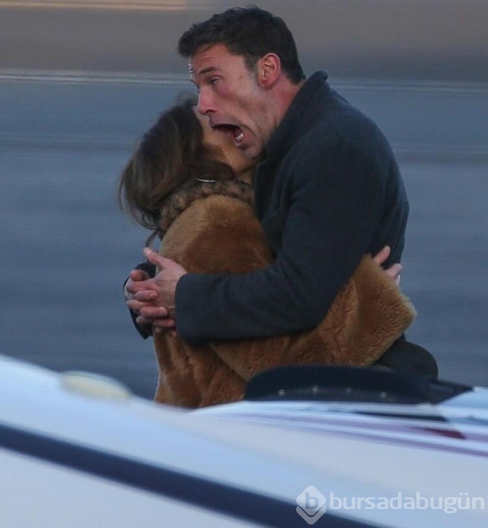 Ben Affleck havalimanında Jennifer Lopez'i öpücüklere boğdu
