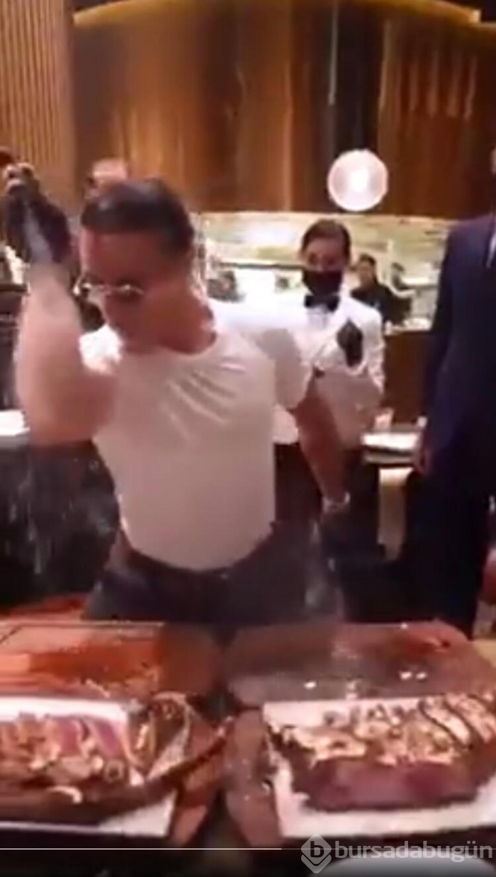 Nusret'te 19 bin TL'lik eti yedi, görüntü ortalığı karıştırdı!