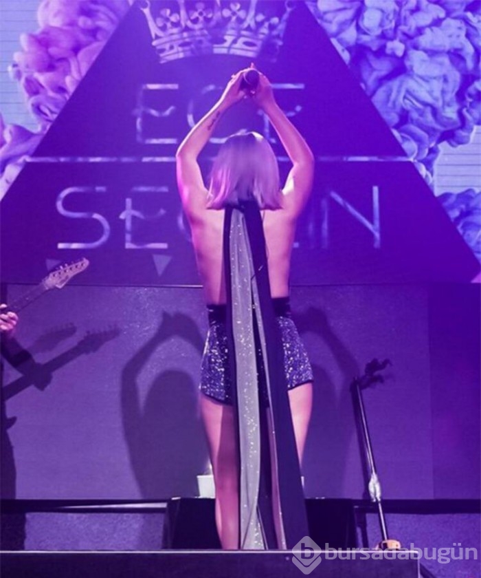 Ece Seçkin'den mini elbiseli konser pozları