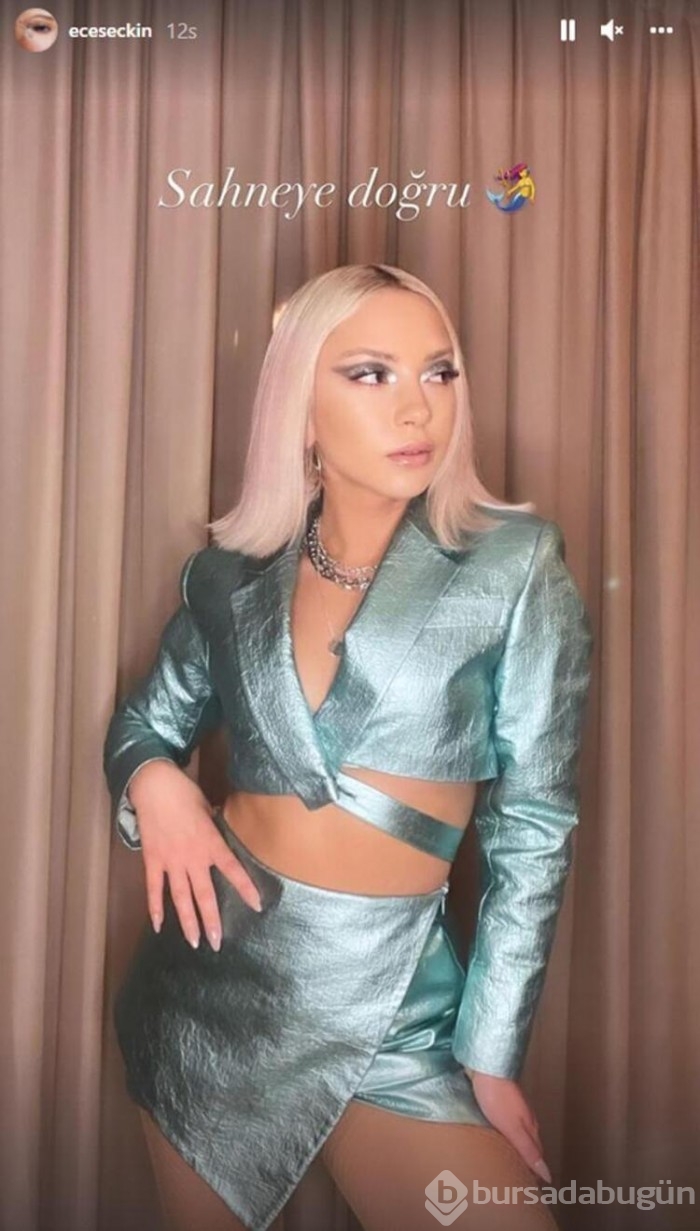 Ece Seçkin'den mini elbiseli konser pozları
