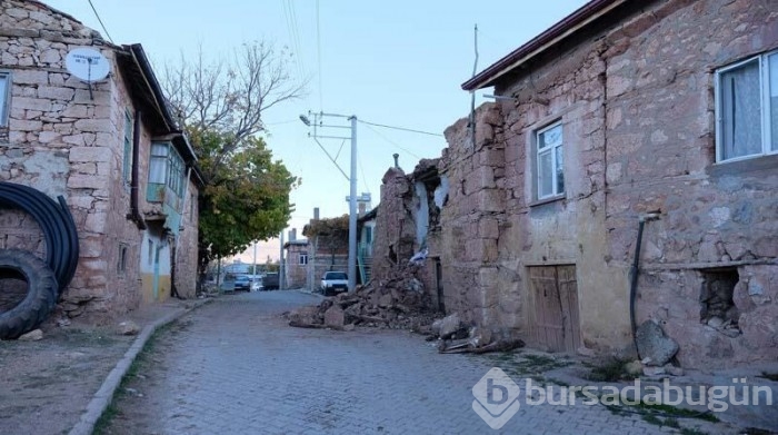 Konya'daki depremde 66 yapıda hasar oluştu
