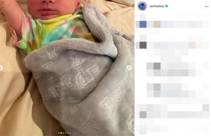 İkinci kez Türkiye'ye gelen Halsey hayranlarıyla kucaklaştı
