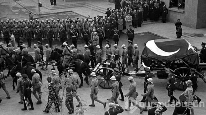 Arşivden Atatürk'ün ebediyete intikalinin fotoğrafları ve yaşananlar...
