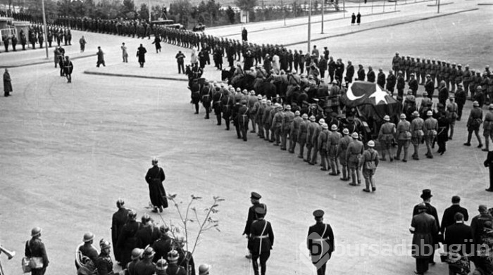 Arşivden Atatürk'ün ebediyete intikalinin fotoğrafları ve yaşananlar...