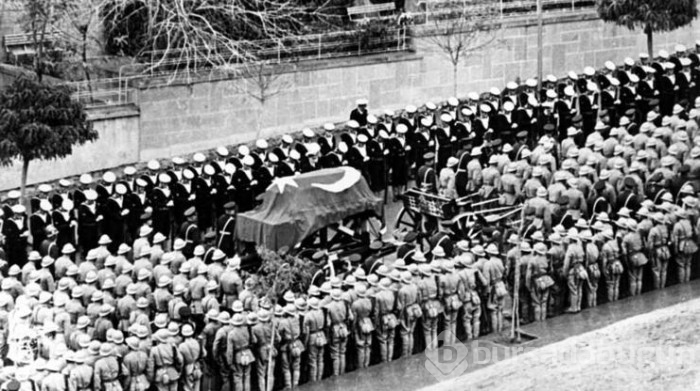 Arşivden Atatürk'ün ebediyete intikalinin fotoğrafları ve yaşananlar...