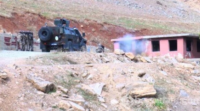 Özel Harekat polislerinin tatbikatı gerçeğini aratmadı
