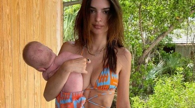 Emily Ratajkowski bebeğiyle pozunu paylaştı...