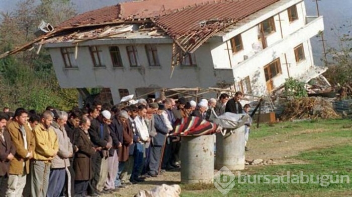 Daha dün gibi! 7,2 büyüklüğündeki depremin üzerinden 22 yıl geçti...