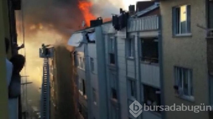 İstanbul bağcılar'da 5 katlı boş binanın çatısı alev alev yandı!