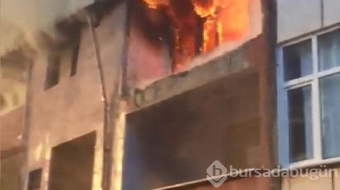İstanbul bağcılar'da 5 katlı boş binanın çatısı alev alev yandı!