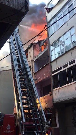 İstanbul bağcılar'da 5 katlı boş binanın çatısı alev alev yandı!