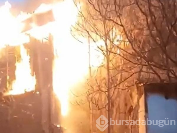 Ankara'da 2 katlı ahşap ev  küle döndü...