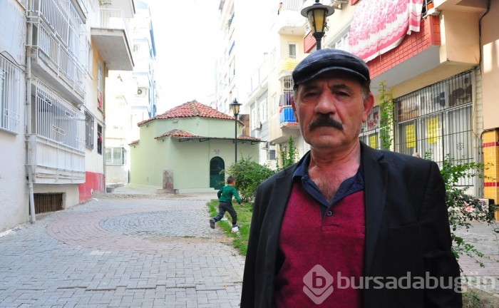 Sokağı ikiye bölen türbe görenleri şaşkına çeviriyor