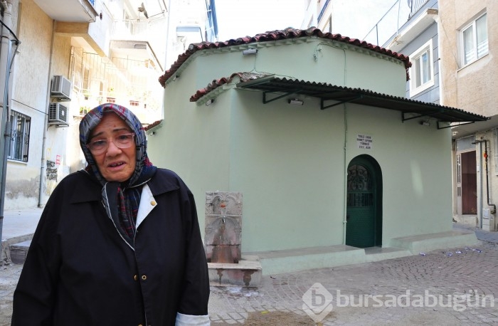 Sokağı ikiye bölen türbe görenleri şaşkına çeviriyor