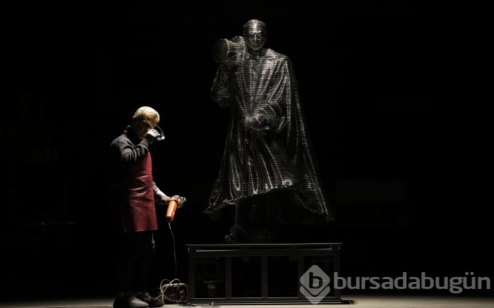 Bursa'da metalden yapılan Atatürk heykeli görenleri büyülüyor