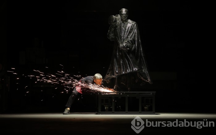Bursa'da metalden yapılan Atatürk heykeli görenleri büyülüyor