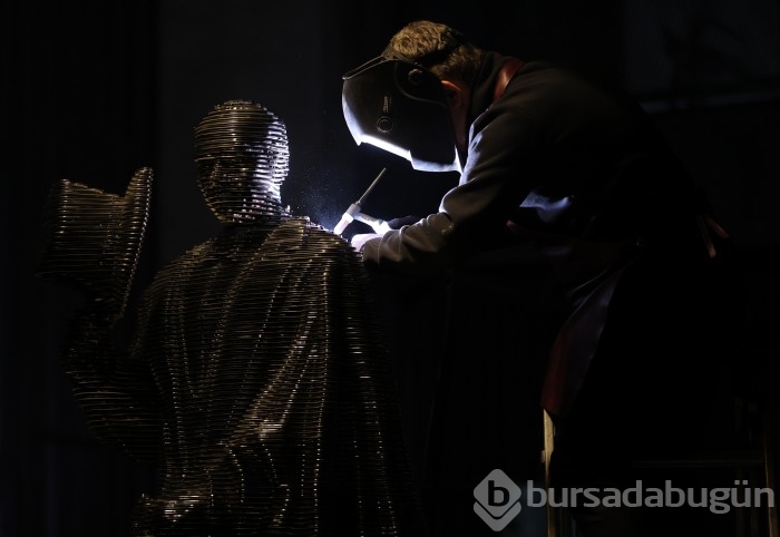 Bursa'da metalden yapılan Atatürk heykeli görenleri büyülüyor