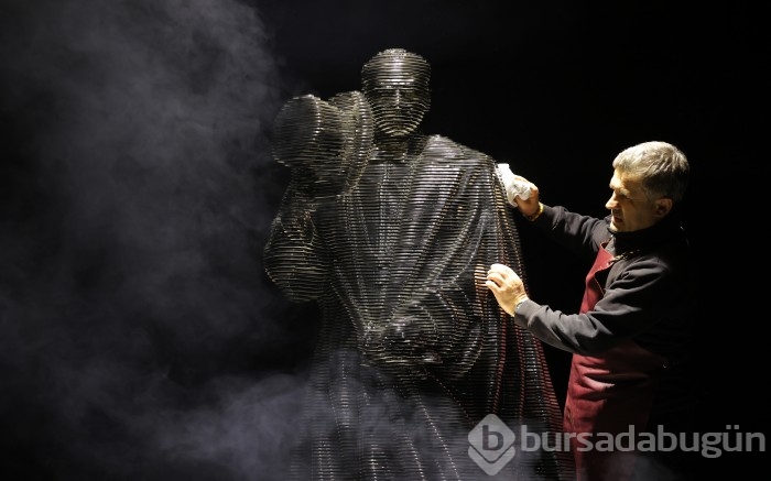 Bursa'da metalden yapılan Atatürk heykeli görenleri büyülüyor