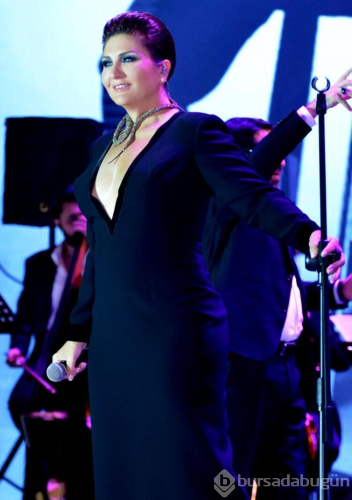 Sibel Can sahneye servetle çıktı!
