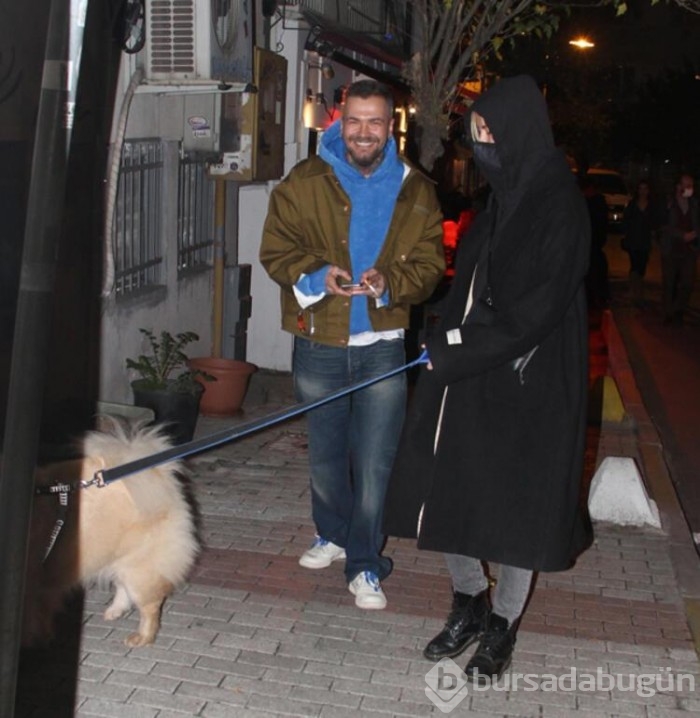Didem Soydan köpeğini gezdirirken objektiflere takıldı
