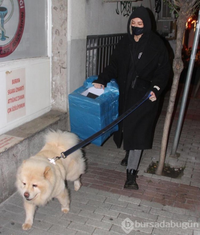 Didem Soydan köpeğini gezdirirken objektiflere takıldı