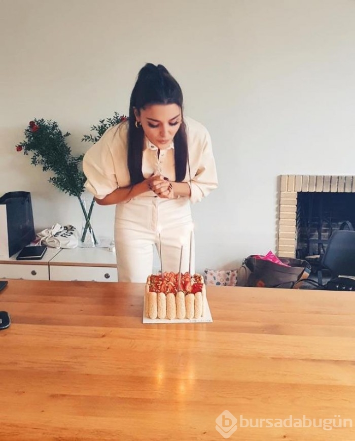 Hande Erçel'in doğum günü pozları çokça beğeni aldı...