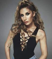 İrem Derici:Bu sefer alttan göğüs dekoltesi verdim...