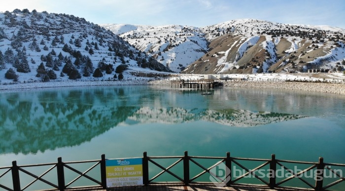 Buz tutan Ardıçlı Gölü'nde mest eden kış manzarası
