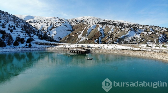 Buz tutan Ardıçlı Gölü'nde mest eden kış manzarası
