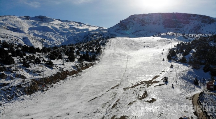 Buz tutan Ardıçlı Gölü'nde mest eden kış manzarası
