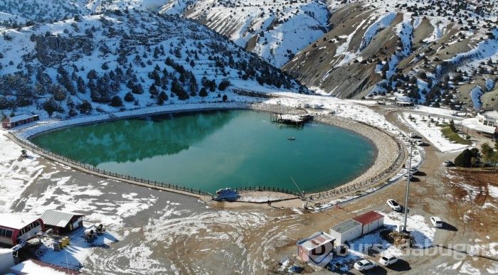 Buz tutan Ardıçlı Gölü'nde mest eden kış manzarası
