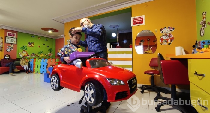 Bursa'daki bu kuaföre çocuklar ağlayarak giriyor gülerek çıkıyor