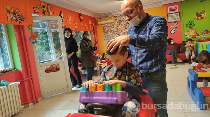 Bursa'daki bu kuaföre çocuklar ağlayarak giriyor gülerek çıkıyor