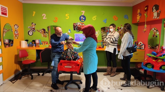 Bursa'daki bu kuaföre çocuklar ağlayarak giriyor gülerek çıkıyor