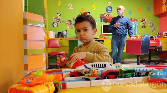 Bursa'daki bu kuaföre çocuklar ağlayarak giriyor gülerek çıkıyor