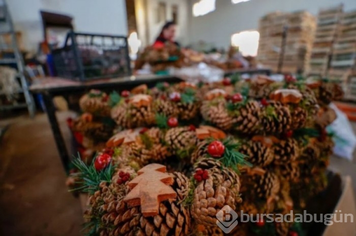 Antalya'da kadınlar Avrupa'ya Noel çelengi hazırlıyor
