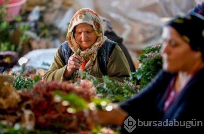 Antalya'da kadınlar Avrupa'ya Noel çelengi hazırlıyor
