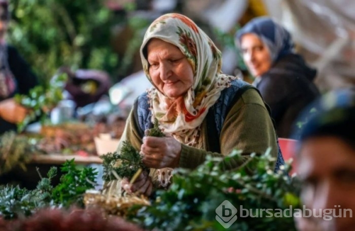 Antalya'da kadınlar Avrupa'ya Noel çelengi hazırlıyor
